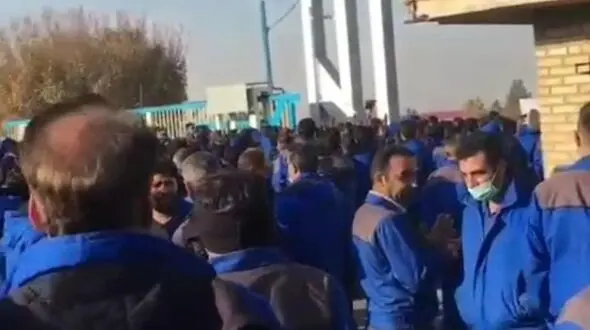 کارگران متحصن ایران خودرو تبریز گرسنه هستند + فیلم 