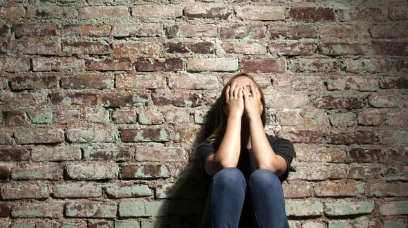 باردار شدن دختر 14 ساله با آزار و اذیت پدر و پسر پولدار