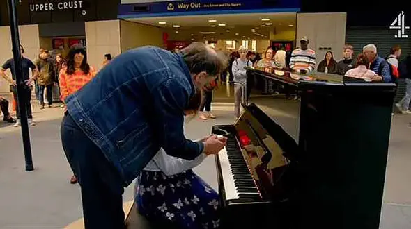 کولاک پیانو نوازی دختر نابینا ! + این فیلم دل جهانیان را تکان داد !