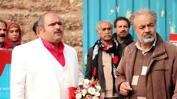 عاشقانه های خنده دار سلمان برای شیرین با کشیدن قلب برعکس روی شیشه اتوبوس + فیلم