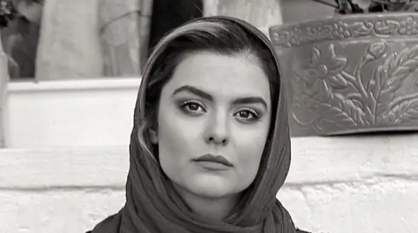 عکس  دکوراسیون تینیجری اتاق دنیا مدنی با تزیینات زیبا و خاص ! / خصوصی های خانم بازیگر در خارج !