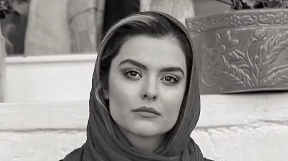 عکس  دکوراسیون تینیجری اتاق دنیا مدنی با تزیینات زیبا و خاص ! / خصوصی های خانم بازیگر در خارج !