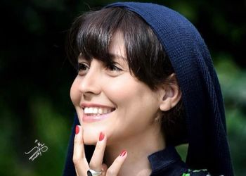 عکس؛ سفر زمان؛ بازیگر نقش «طوبی» (سریال طوبی) در کنار «رضا عطاران» در اکران «صددام»