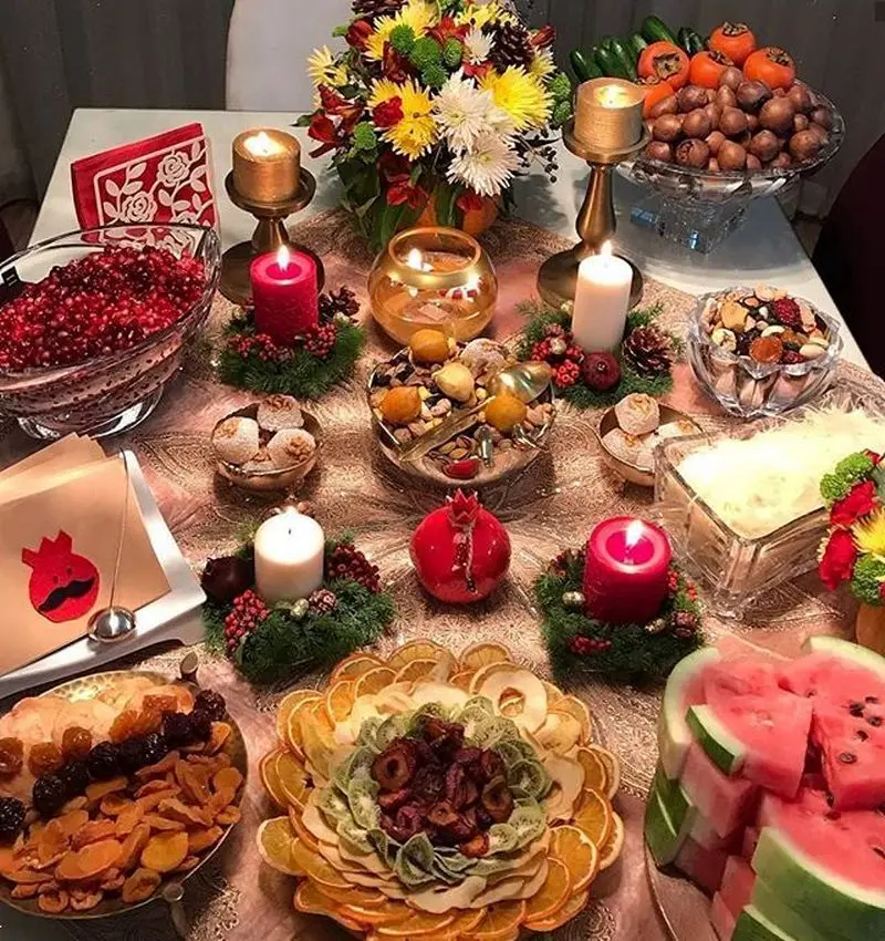 ایده چیدن میز شب یلدا | ۳۰ ایده چیدن میز شب یلدا شیک و عروس‌پسند ترند ۱۴۰۴ با چیدمانی باکلاس و خیره‌کننده!