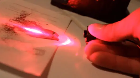  با  لیزر ذرات ریز را معلق نگه دارید + فیلم