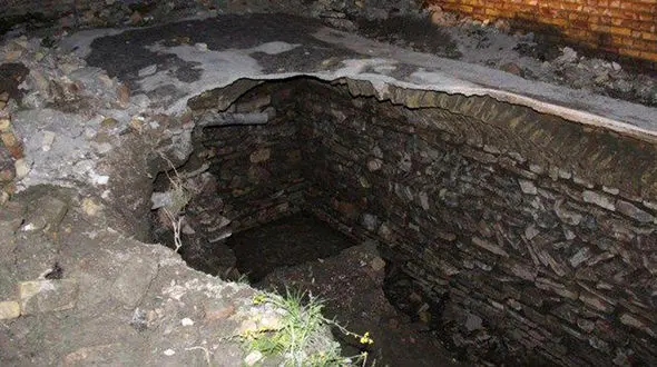 مرگ تلخ ۲ کودک کاشمری به خاطر سقوط به چاه فاضلاب مدرسه + عکس