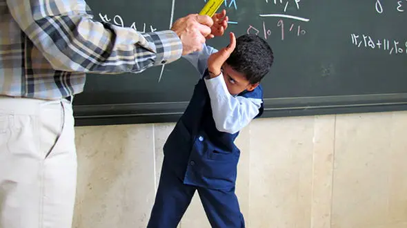 معلم مازنی دانش آموز را تنبیه بدنی کرد / واکنش مدیر آموزش و پرورش چه بود؟