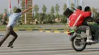 فیلم لحظه قاپیدن موبایل یک مرد در شهرزیبا / ببینید دزد چقدر جسور بود