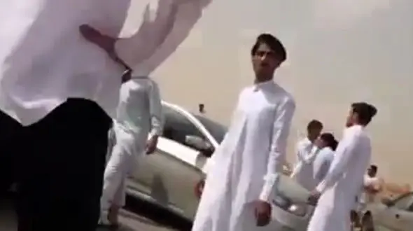 دعوای تن به تن جوانان سعودی با چماق +فیلم