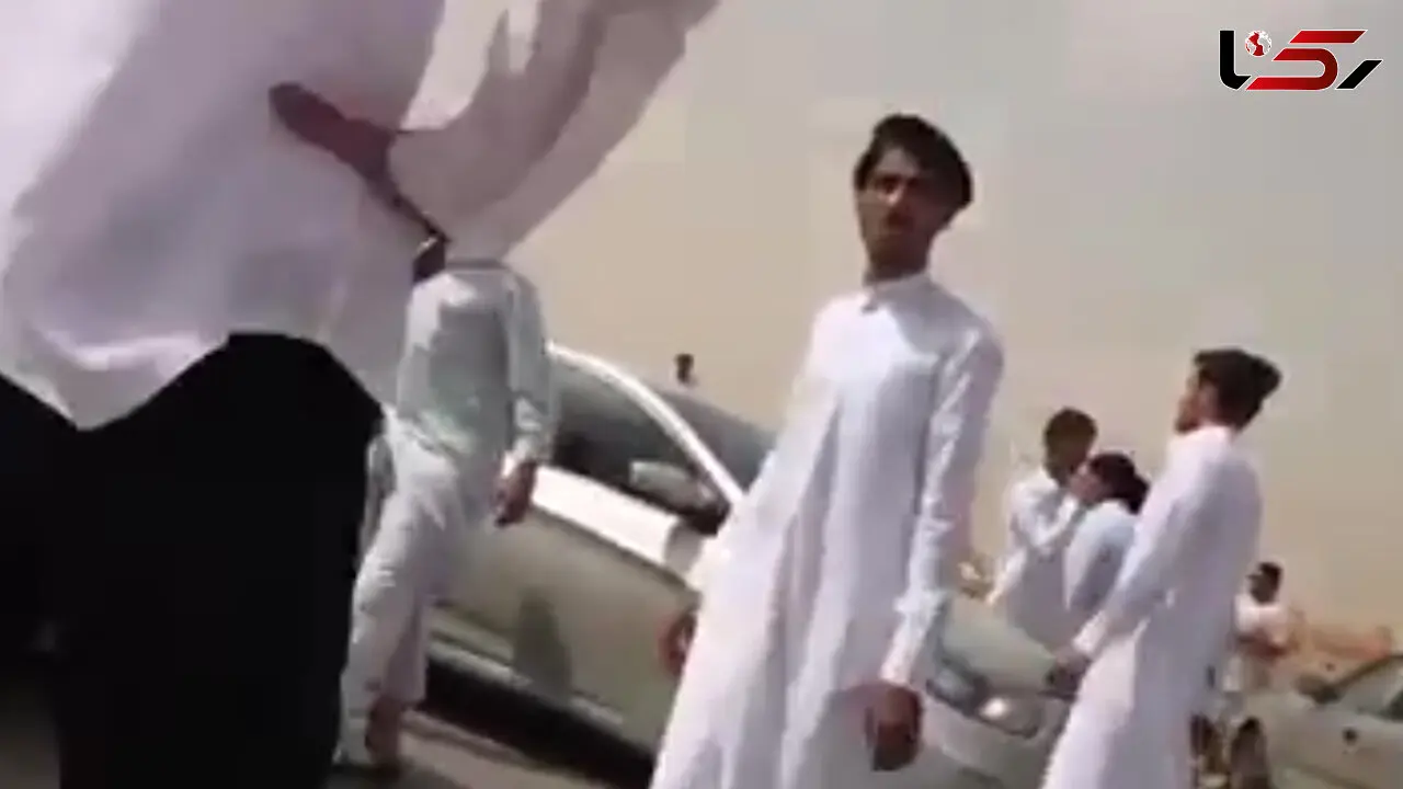 دعوای تن به تن جوانان سعودی با چماق +فیلم