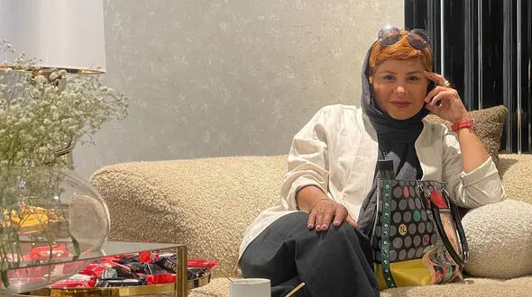 فیلم/ نگاهی به چیدمان منزل شاهانه و مجلل سیما تیرانداز، انیسِ سریال ستایش/ از پرده‌ها و لوسترهای اعیانی تا فرش گلبهی و کابینت‌های چوبی