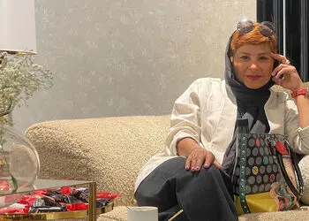 فیلم/ نگاهی به چیدمان منزل شاهانه و مجلل سیما تیرانداز، انیسِ سریال ستایش/ از پرده‌ها و لوسترهای اعیانی تا فرش گلبهی و کابینت‌های چوبی
