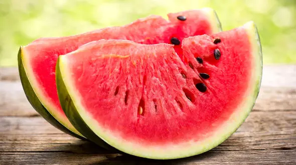 تامین آب بدن در تابستان / خواص معجزه‌ آسای هندوانه برای افراد مبتلا به دیابت