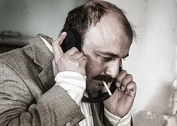 رضا عطاران حتی سیگارشم ارزون می خره / اخلاق عجیب عطاران از زبان تهیه کننده خانه به دوش