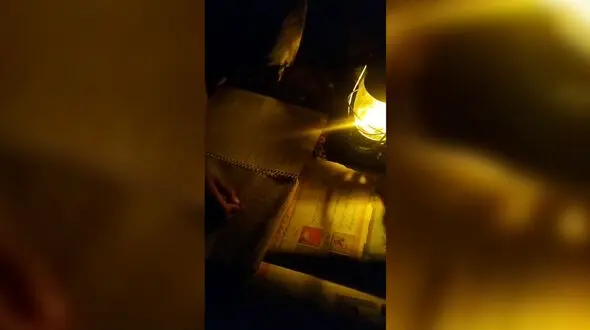 دانش آموزان این روستا زیر نور چراغ نفتی مشق می نویسند / چند پنل‌های خورشیدی بزرگ؛ راه نجات روستا از تاریکی و بی آبی است + فیلم