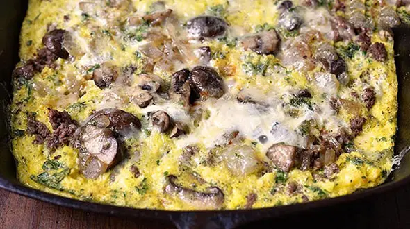 املت قارچ و پیاز و همبرگر یک صبحانه لاکچری