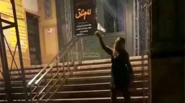 دستگیری زنی که با لباس شب مقابل مسجدی رقصید + عکس 