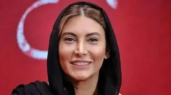 عکس دیده نشده  از فریبا نادری با حجاب کامل چادر و در حال خرید مهر و جانماز و تسبیح در کربلا / اینجا دیگه ادایی زعفرانیه نشین نبود ...