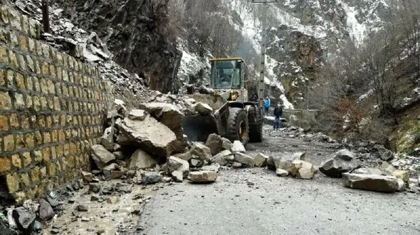 هشدار به مسافران / خطر جدی ریزش کوه در جاده کرج به چالوس