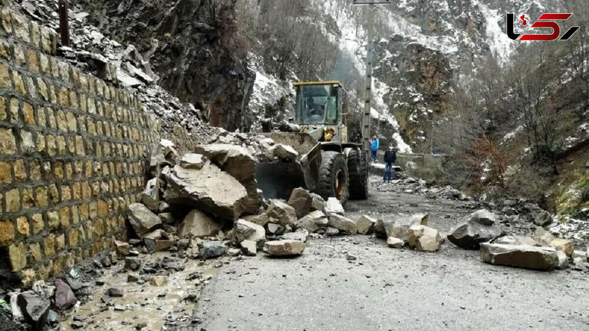 هشدار به مسافران / خطر جدی ریزش کوه در جاده کرج به چالوس