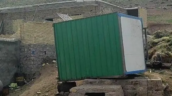 تخریب مدرسه‌ کانکسی دانش‌آموزان مراغه‌ را راهی بیمارستان کرد