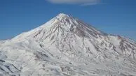 فیلم اولین بارش برف تابستانی در دماوند / عصر امروز کوهنوردان مشاهده کردند