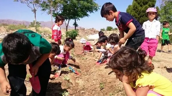 برای فرزندانتان تابستان شاد درست کنید /راهکارهای کم‌هزینه برای رشد خلاقیت کودکان در خانواده‌های کم‌درآمد