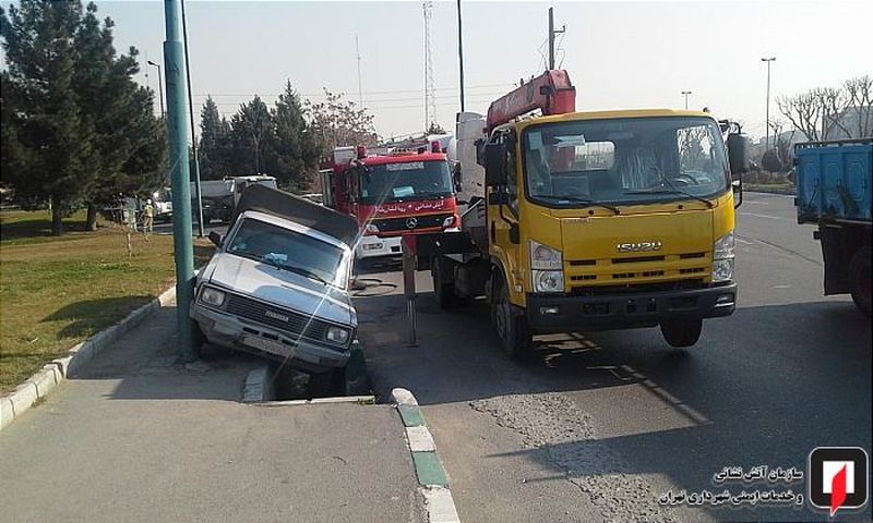 برخورد خودرو با جداول کنار بزرگراه آزادگان