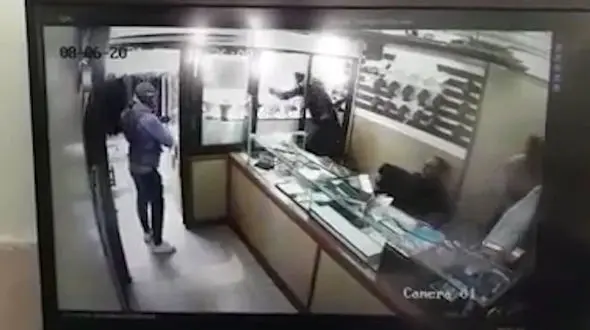 100 ثانیه و سرقت 8 کیلو طلا در اسلامشهر / یکی از دزدان ترسیده بود + فیلم گفتگوی اختصاصی