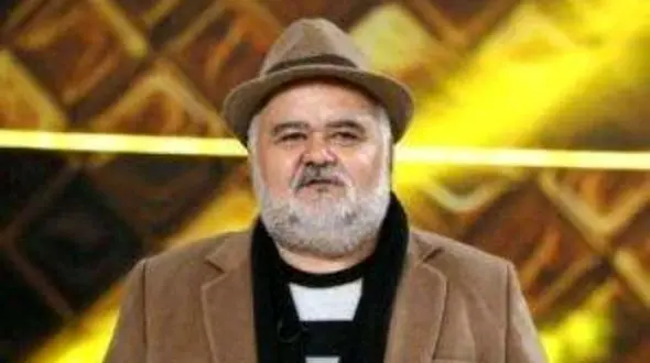 سی و هشتمین سالگرد ازدواج اکبر عبدی و همسرش در بالکن پر چلچراغ خونشون/چند ساله منو تحمل کرده دستشو میبوسم+عکس