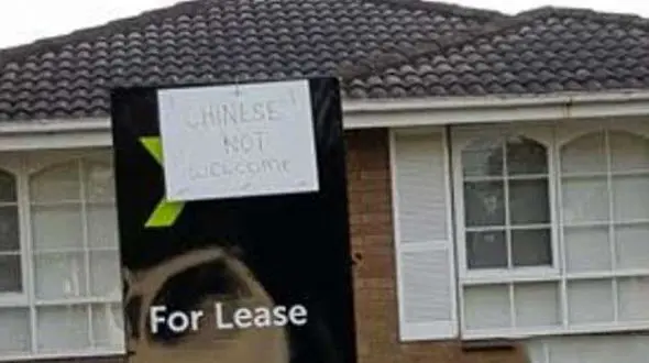 جمله نژادپرستانه ای که روی در یک خانه نوشته شده بود+عکس