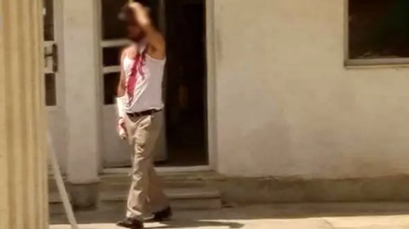 حمله خونین مرد چاقوکش به فرمانداری آبادان + عکس مجروح