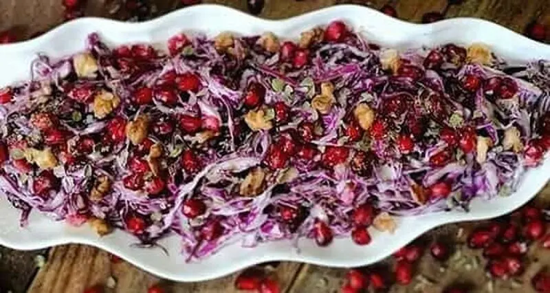 سالاد انار و کلم قرمز ؛ ترکیبی سالم و خوش‌رنگ ویژه شب یلدا