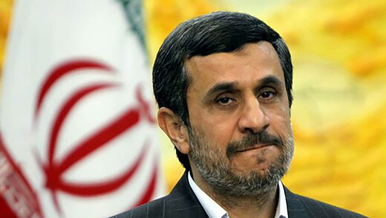 احمدی‌نژاد در شب تاسوعای حسینی هم جنجالی شد + عکس یادگاری با چند زن