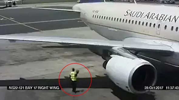 دست و پا چلفتی بودن کارگر در فرودگاه کار دستش داد + فیلم و عکس