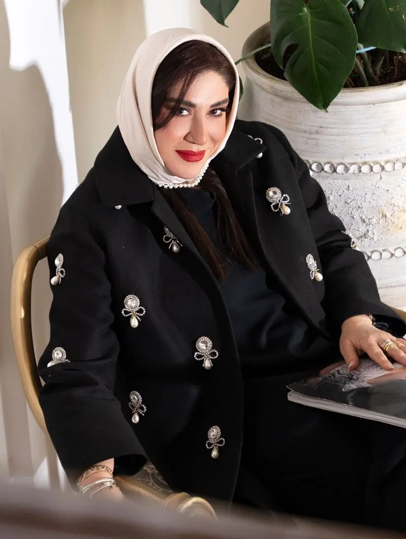 نسیم ادبی با پالتو فوتر