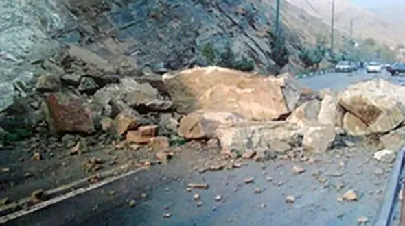 ریزش کوه در محور سوادکوه / ترافیک سنگین در منطقه پیچ آینه
