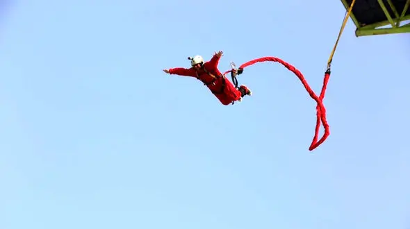 ببینید |/ لحظه هولناک از سقوط مرگبار یک زن پس از پاره شدن طناب بانجی جامپینگ + فیلم