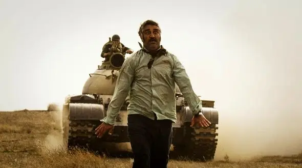 پژمان جمشیدی با کراوات در میدان جنگ! + عکس ها