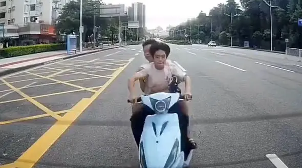 ببینید / تصادف وحشناک موتور سیکلت با راکب نوجوان