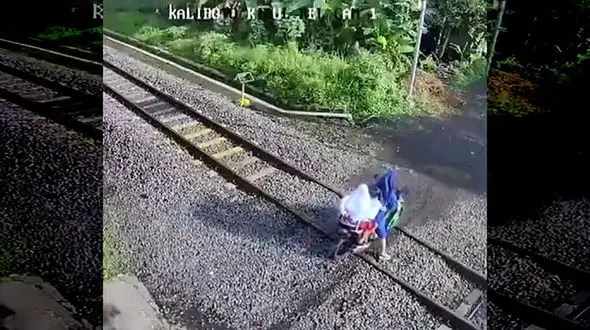 ببینید / نجات معجزه‌آسا یک مرد قبل از برخورد با قطار به سبک فیلم‌های هندی