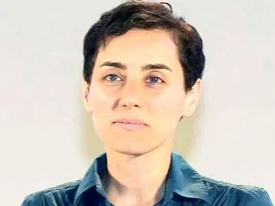 عکس/ نگاهی به آرامگاه ابدی پروفسور مریم میرزاخانی جایی که نابغه‌ی بی‌بدیل ریاضی ایران برای همیشه آرام گرفت/ حکاکی روی سنگ قبرش ساده اما عمیق است!