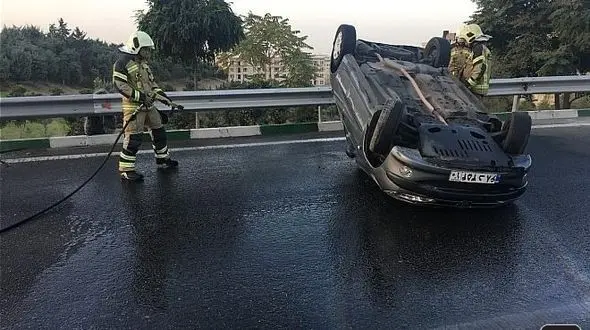  واژگونی پژو ۲۰۶ حین ورود به بزرگراه آبشناسان + تصاویر 