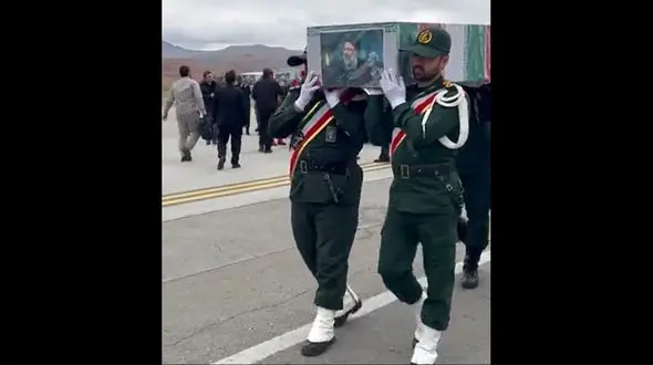 پیکر شهدای خدمت وارد فرودگاه مهرآباد شد/ مراسم وداع با پیکر رییس جمهور و شهدای خدمت امشب برگزار می شود