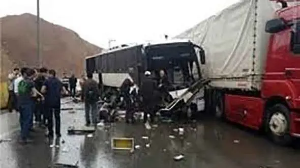 برخورد خونین تریلر با اتوبوس در  آزادراه نطنز به کاشان / راننده در دم جان باخت + عکس