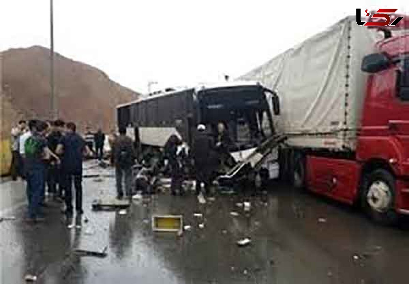 برخورد خونین تریلر با اتوبوس در  آزادراه نطنز به کاشان / راننده در دم جان باخت + عکس