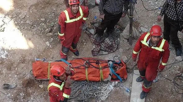 گرفتاری 2 مرد در اعماق چاه  خیابان سهروردی + عکس 