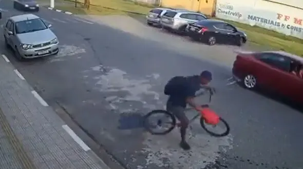 فیلم عجیب از  سرقت دوچرخه توسط جوان معلول / شوکه می شوید