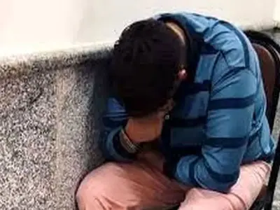 فیلم ترس و لرزیدن زن تهرانی با دیدن دزد خانه اش / آنقدر من را زد که انگشتانم شکست و کبود شدم 