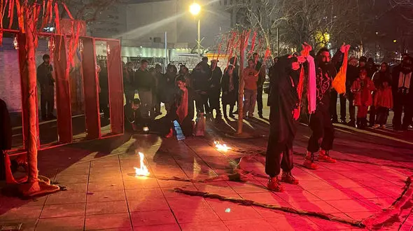 ببینید / عکس و فیلم اجرای نمایش خیابانی جشنواره بین‌المللی تئاتر فجر